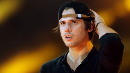 Orelsan, sur scène pendant un concert Urban Peace, le 28 septembre 2013, au Stade de France. (PIERRE ANDRIEU / AFP)