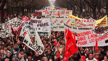 Des dizaines de milliers de manifestants d&eacute;filent, le 16 d&eacute;cembre 1995, &agrave; Paris, &agrave; l'appel de plusieurs organisations syndicales, pour le retrait du plan Jupp&eacute; de r&eacute;forme du syst&egrave;me de pr&eacute;voyance sociale. (STF / AFP)