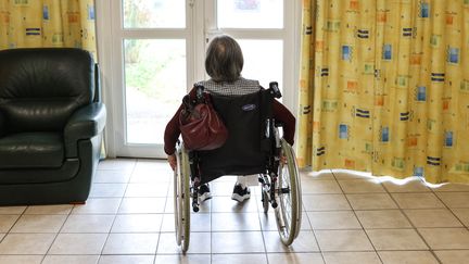 Un personne en fauteuil roulant dans un Ehpad du sud-ouest de la France. Photo d'illustration (CHARLY TRIBALLEAU / AFP)