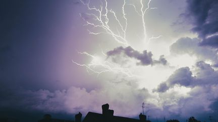 Un éclair lors d'un violent orage à Nantes. (MATTHIEU BONHOURE / RADIO FRANCE)