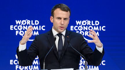 Emmanuel Macron prononce un discours&nbsp;au Forum économique mondial de Davos (Suisse), le 24 janvier 2018.&nbsp; (FABRICE COFFRINI / AFP)