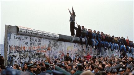 Un homme célébrant la chute du mur de Berlin, le 12 novembre 1989.&nbsp; (POOL CHUTE DU MUR BERLIN / GAMMA-RAPHO / GETTY IMAGES)