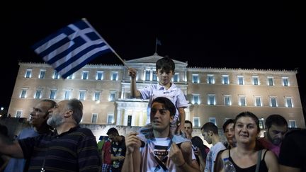 Des Grecs c&eacute;l&egrave;brent la victoire du "non" au r&eacute;f&eacute;rendum sur l'avenir du pays, dimanche 5 juillet 2015 &agrave; Ath&egrave;nes. (IAKOVOS HATZISTAVROU / AFP)