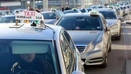 Des taxis manifestent contre les VTC, &agrave; Bordeaux (Gironde), le 10 f&eacute;vrier 2015. (NICOLAS TUCAT / AFP)