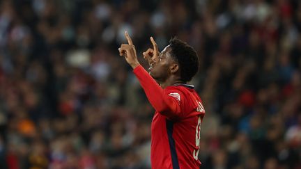 Jonathan David célèbre son but avec Lille contre le Real Madrid en Ligue des champions, le 2 octobre 2024, au stade Pierre-Mauroy. (FRANCK FIFE / AFP)