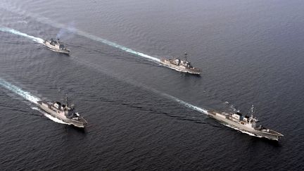 Des navires sud-coréens et américains participent à des manœuvres, le 26 septembre 2016 au large de la Corée du Sud. (MC2 WILL GASKILL / US NAVY / AFP)