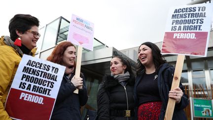 Une manifestation réclamant l'accès gratuit aux protections périodiques, le 25 février 2020, devant le Parlement écossais, à Edimbourg (Ecosse, Royaume-Uni). (ANDREW MILLIGAN / MAXPPP)