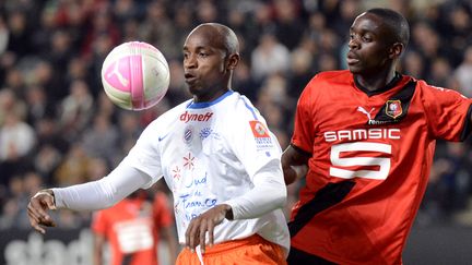 Le joueur s&eacute;n&eacute;galais &eacute;voluant &agrave; Montpellier Soulaymane Camara (gauche) face au Togolais Razak Boukari qui joue &agrave; Rennes, lors de la 36e journ&eacute;e de Ligue 1. (DAMIEN MEYER / AFP)