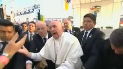 Tiré par la manche, le pape s'agace contre un fidèle trop zélé