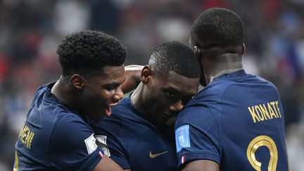 Randal Kolo Muani, Aurelien Tchouameni et  Ibrahima Konate, joueurs de l'équipe de France de football célèbrent la qualification des Bleus pour la finale du mondial au Qatar, mercredi 14 décembre 2022. (FRANCK FIFE / AFP)