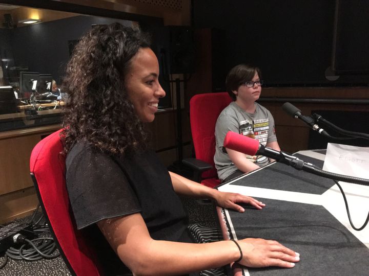 Inès Jaurena, joueuse professionnelle de football, a répondu à des questions d'enfants au micro franceinfo junior de Céline Asselot, jeudi 13 juin, à la Maison de la radio à Paris.&nbsp; (FRANCEINFO / RADIO FRANCE)