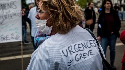 "Urgences en grève", mentionne cette participante à une manifestation organisée en défense du service public organisée à Nantes (Loire-Atlantique), le 9 mai 2019. (ESTELLE RUIZ / NURPHOTO / AFP)