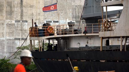 Le "Chong Chon Gang" mouille dans le port de Colon (Panama), le 16 juillet 2013. (RODRIGO ARANGUA / AFP)