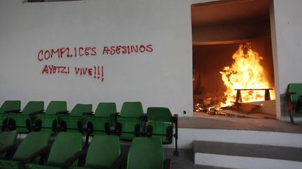&nbsp; (Le siège local du Parti de la révolution institutionnelle du président mexicain incendié mardi © Reuters-Daniel Becerril)
