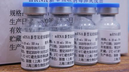 L'un des vaccins contre le coronavirus développés en Chine : le mRNA, résultat des recherches menées à Shanghaï par la société Stemirna et l'école médicale universitaire de Tongji. Le 15 septembre 2020 (LONG WEI / MAXPPP)