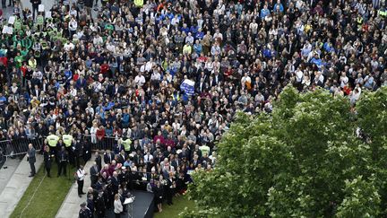 La population se réunit pour rendre hommage aux victimes de l'attentat de&nbsp;Londres (Royaume-Uni), lundi 5 juin 2017. (ODD ANDERSEN / AFP)