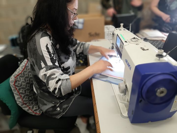 Marianna , réfugiée ukrainienne, devant sa nouvelle machine à coudre dans les locaux d'Altaïr à Strasbourg, le 14 avril 2022. (ALAIN GASTAL / RADIO FRANCE)