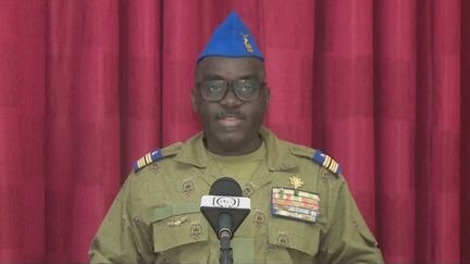 Le colonel-major Amadou Abdramane lors d'une déclaration à la télévision nationale du Niger, le 13 août 2023. (TELE SAHEL / AFP)