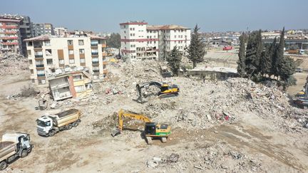 Des bâtiments détruits à Hatay, en Turquie, le 1er mars 2023, trois semaines après les séismes qui ont ravagé le pays et la Syrie voisine. (IBRAHIM YOZOGLU / ANADOLU AGENCY / AFP)