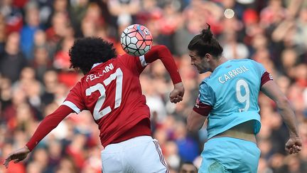 Marouane Fellaini à la lutte avec Andy Carroll lors de Manchester United (PAUL ELLIS / AFP)