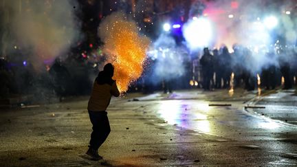 Un manifestant tire des feux d'artifice en direction de la police lors de la cinquième nuit consécutive de manifestations contre le report par le gouvernement des négociations d'adhésion à l'UE jusqu'en 2028, dans le centre de Tbilissi, le 2 décembre 2024. (GIORGI ARJEVANIDZE / AFP)