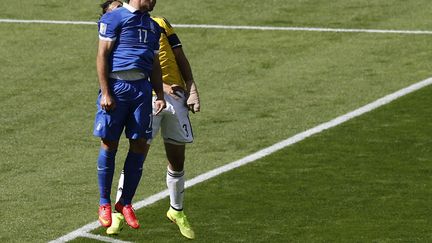 Le Grec&nbsp;Theofanis Gekas (en bleu) et le Colombien Mario Yepes &agrave; Belo, le 14 juin 2014. (LEONHARD FOEGER / REUTERS)