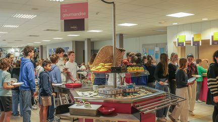 Les cantiniers scolaires proposent des menus adaptés et équilibrés pour les enfants, sans oublier la notion de gourmandise. (ANGÉLINE DESDEVISES / MAXPPP)