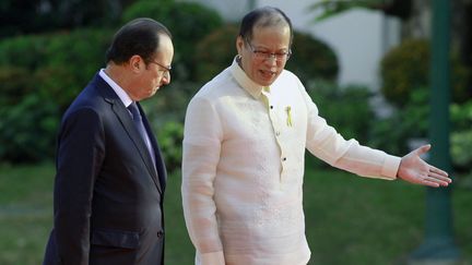 Fran&ccedil;ois Hollande et le pr&eacute;sident philippin Benigno Aquino, &agrave; Manille (Philippines), le 26 f&eacute;vrier 2015. (ROMEO RANOCO / REUTERS)