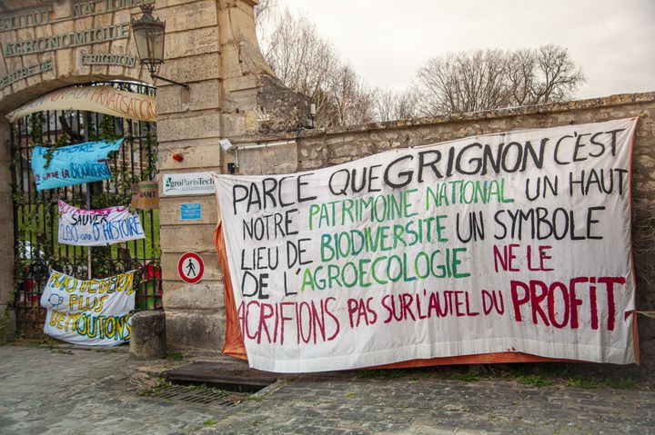 300 étudiants d'Agro Paris Tech occupent et bloquent le campus de Grignon depuis le 16 mars 2021 pour s'opposer à la mise en œuvre de ce projet immobilier. (ANDREA OLIVEIRA / HANS LUCAS)