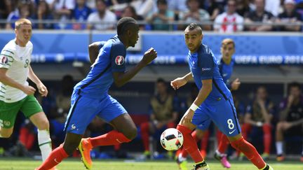 Antoine Griezmann et Blaise Matuidi lors du huitième de finale contre l'Irlande, dimanche 26 juin 2016 à Lyon. (ALAIN GROSCLAUDE / AFP)