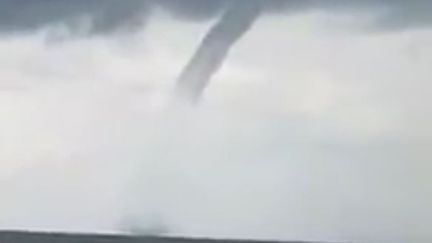 Un internaute a publié, dimanche 29 mai 2016, une vidéo montrant une colonne d'eau au large de Dundee, dans le nord de l'Australie.&nbsp; (TONY MASHMAN / FACEBOOK)