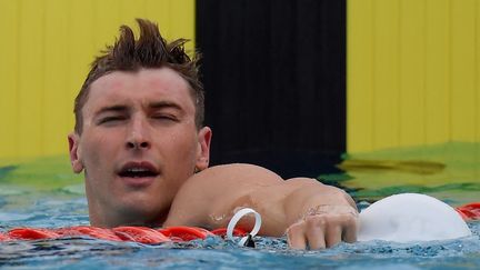 Le Français Maxime Grousset après avoir remporté la demi-finale du 50 m papillon masculin, le 11 août 2022, lors des Championnats d'Europe de natation à Rome. (FILIPPO MONTEFORTE / AFP)