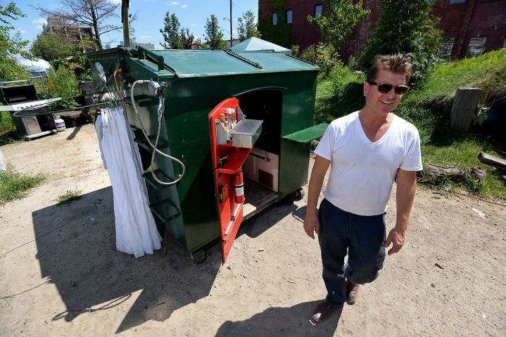 Greg Kloehn à Brooklyn devant son prototype d'appartement dans une benne à ordures
 (STAN HONDA / AFP)