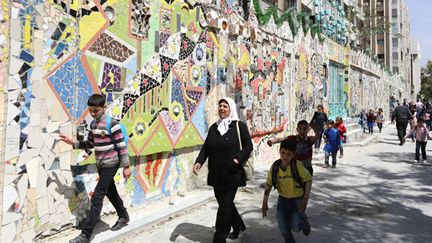 L'immense fresque murale de Moaffak Makhoul dans le quartier Mazzé de Damas, le 31 mars 2014.
 (Louai Beshara / AFP)