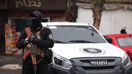 Un membre des forces de sécurité syriennes, affiliées au gouvernement de transition, une rue de Damas (Syrie), le 24 décembre 2024. (OMAR HAJ KADOUR / AFP)