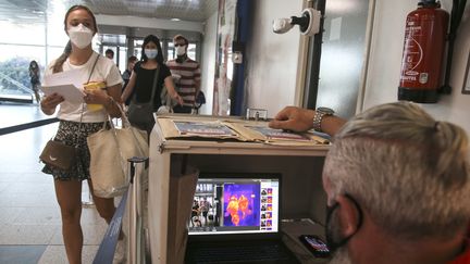 Des passagers à l'aéroport d'Ajaccio, le 14 juillet 2020. (PASCAL POCHARD-CASABIANCA / AFP)