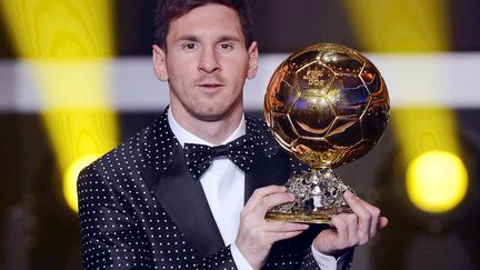 Le footballeur argentin Lionel Messi pose en costume Dolce &amp; Gabbana avec le troph&eacute;e du Ballon d'or 2012 &agrave; Z&uuml;rich (Suisse), le 7 janvier 2013. (MAXPPP)