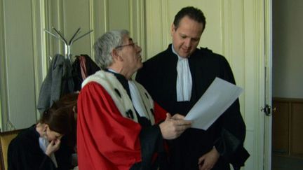 A la cour d&#039;assises de Saint-Omer (Pas-de-Calais). Des coulisses à la salle d’audience, des magistrats aux accusés et aux jurés, un exemple de justice en action, vers l’humanité, avec humanité, à travers le portrait d’hommes confrontés les uns aux autres et à eux-mêmes.
 (Les Films d&#039;un Jour )