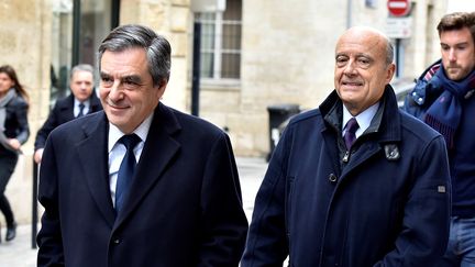 Le candidat des Républicains François Fillon rend visite à Alain Juppé, à Bordeaux (Gironde), le 25 janvier 2017. (GEORGES GOBET / AFP)