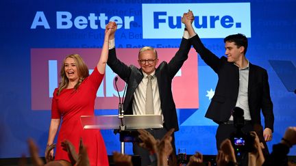 Le travailliste Anthony Albanese célèbre avec sa compagne Jodie Hayton et son fils, Nathan Albanese,&nbsp;la victoire de son camp aux élections législatives, le 21 mai 2022 à Sydney (Australie).&nbsp; (BIANCA DE MARCHI / AAP)