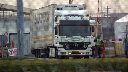 Un camion inspect&eacute; par les douaniers &agrave; Coquelle (Nord), le 10 avril 2010.&nbsp; (FRANCOIS LO PRESTI / AFP)