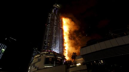 L'Adress Hotel a été ravagé par les flammes dans le centre de Dubai, jeudi 31 décembre au soir. (AHMED JADALLAH / REUTERS)