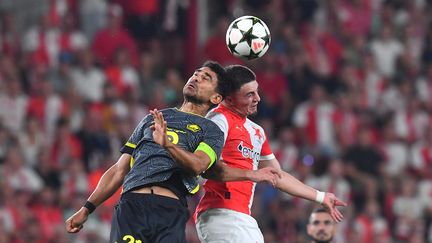 Benjamin André au duel avec Christos Zafeiris lors du barrage retour de qualification à la Ligue des champions entre Lille et le Slavia Prague, le 28 août 2024. (MICHAL CIZEK / AFP)