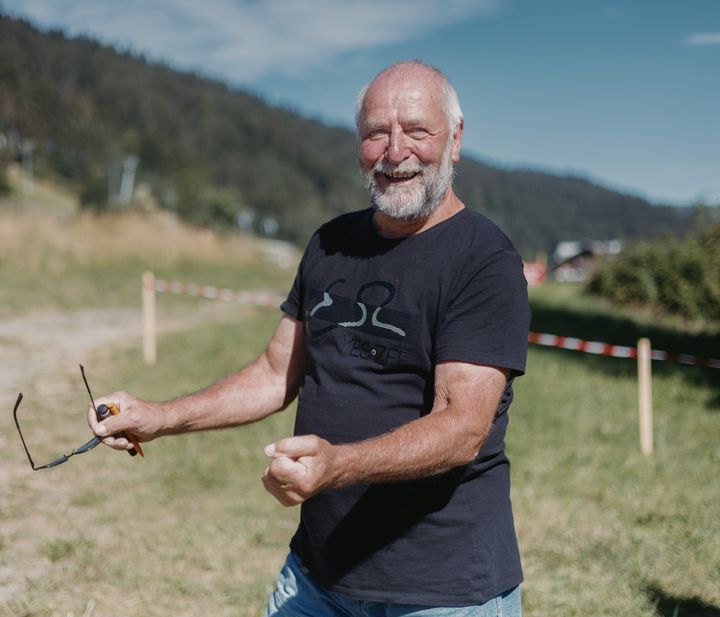 Denis Perrot, spectateur rencontré entre Morzine et Megève (Haute-Savoie), le 12 juillet 2022, lors de la 10e étape du Tour France. (PIERRE MOREL / FRANCEINFO)