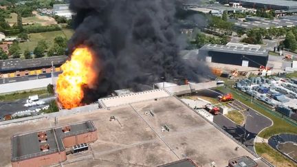 Image aérienne de l'incendie dans une zone d'activités de Saint-Ouen-L'Aumône (Val-d'Oise) réalisée par un amateur dimanche 2 juin 2019. (FRANCEINFO)