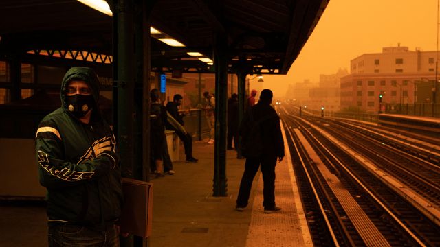 Certains habitants, comme ce passager du métro dans le Bronx, le 7 juin 2023, se sont munis de masques de protection, qui peuvent filtrer une partie des particules nocives s'ils sont de bonne qualité. (DAVID DEE DELGADO / GETTY IMAGES NORTH AMERICA / AFP)