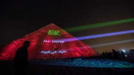 La pyramide s'est illuminée pour inciter les gens à rester chez eux et honorer ceux qui les protègent. (KHALED DESOUKI / AFP)