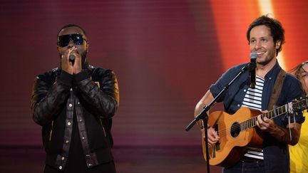 Maître Gims et Vianney se produisent aux NRJ Music Awards, avec la participation de danseuses, à Cannes le 10 novembre 2018
 (Pierre Villard / NMA2018 / Sipa)