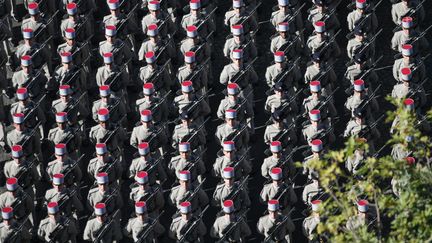 Des membres de l'Ecole nationale des sous-officiers d'active se regroupent, parfaitement alignés, avant de défiler sur les Champs-Elysées, le 14 juillet 2017, à Paris. (ZAKARIA ABDELKAFI / AFP)