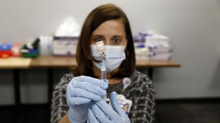 Une&nbsp;pharmacienne dilue le vaccin Pfizer contre le Covid-19 à Southfield, Michigan (Etats-Unis), le 5 novembre 2021. (JEFF KOWALSKY / AFP)